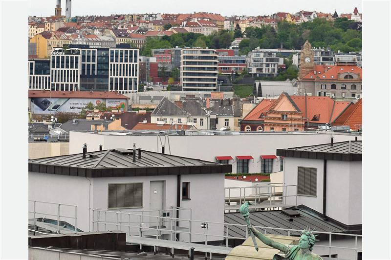 Reiterstandbild vor Dächern