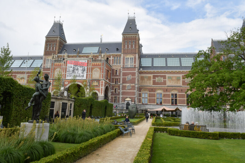 Garten des Rijksmuseum mit Skulptur