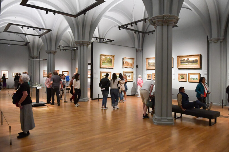 Ausstellungsraum im Rijksmuseum mit Besuchern