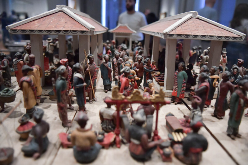 Szene mit vielen kleinen Figuren in einer Vitrine