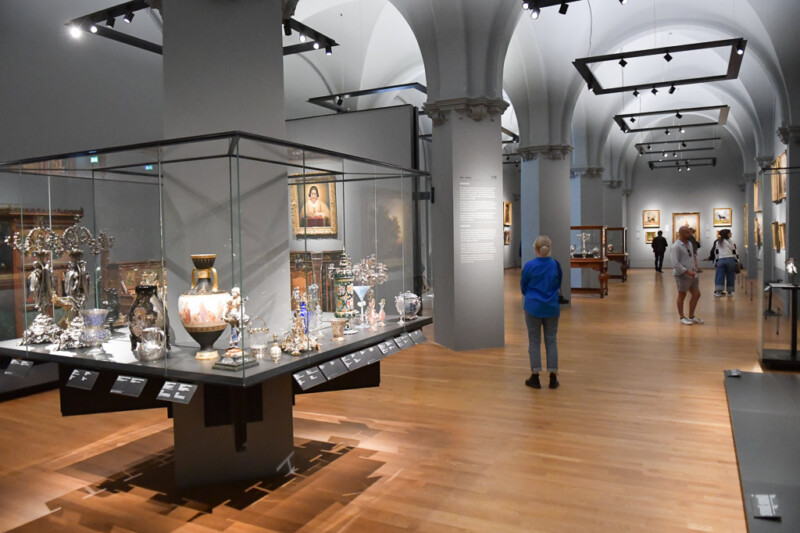 Vitrine mit Keramik in einem Saal des Rijksmuseum