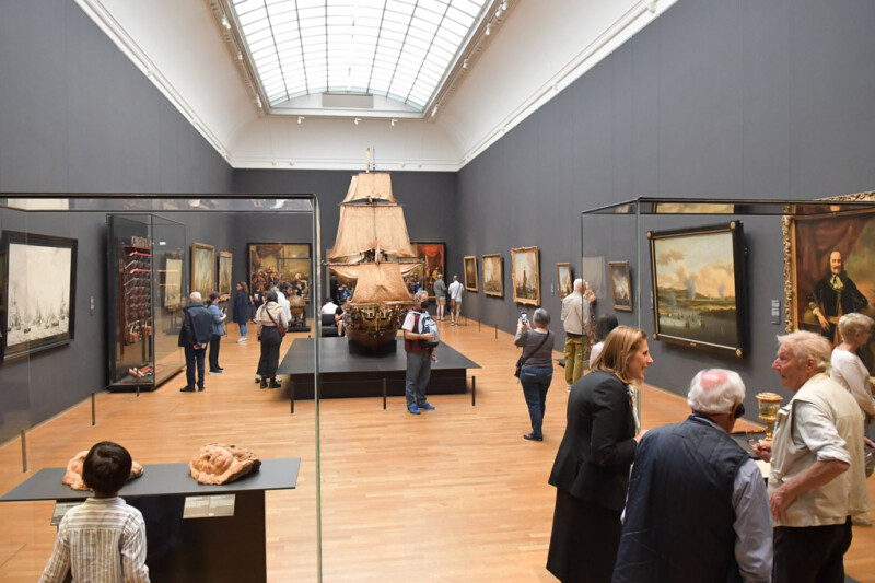 Saal mit Skulptur und Gemälden im Rijksmuseum