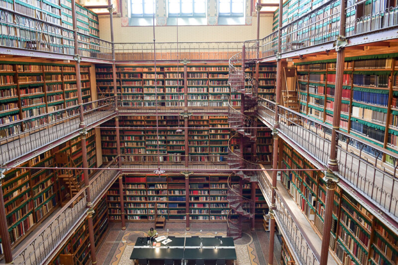 Die Cuypers-Bibliothek des Rijksmuseum mit mehreren Etagen voller Bücher