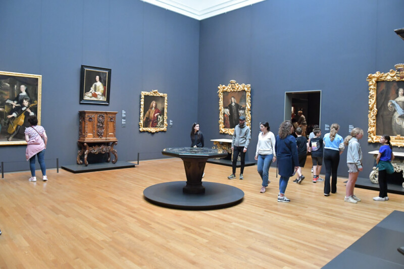Saal mit Porträts und Möbeln im Rijksmuseum
