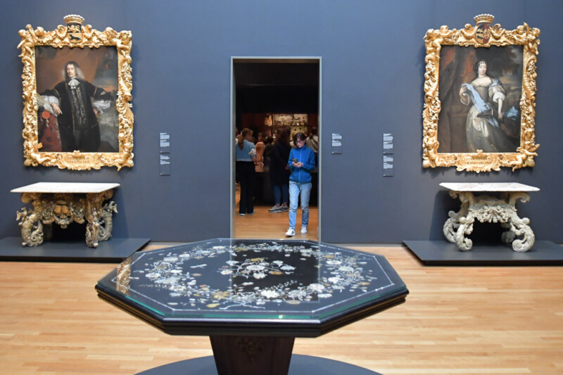 Tisch mit Steineinlagen und Porträts im Rijksmuseum