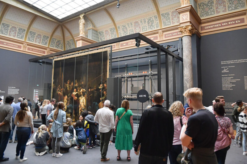 Besucher vor der Nachtwache in der Nachtwächtergalerie des Rijksmuseum