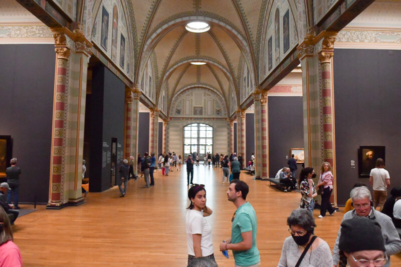 Gewölbte Halle im Rijksmuseum mit Besuchern
