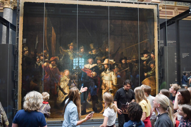 Rembrandts Nachtwache im Rijksmuseum, davor viele Besucher