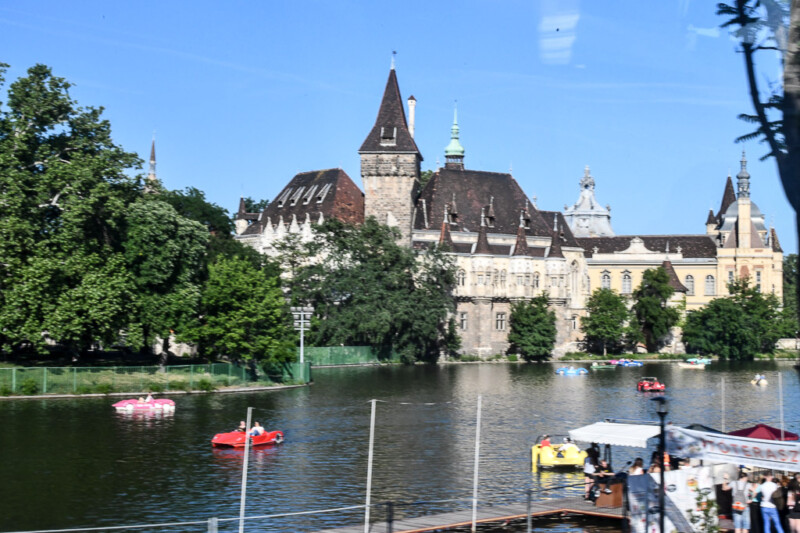 Blick auf eine Burg am Wasser mit Booten
