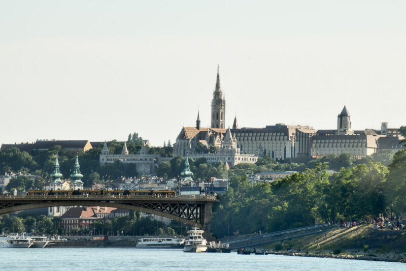 Burgviertel mit der Matthiaskirche über der Donau