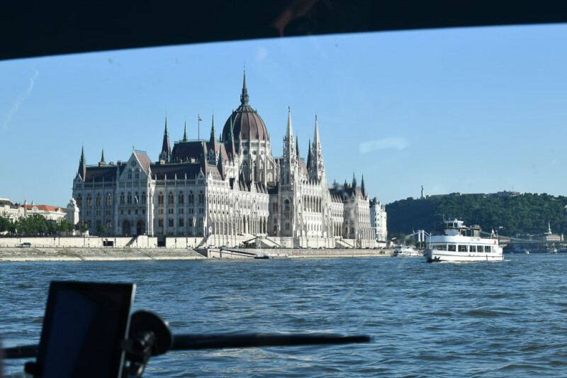 Das Parlament vom Bus im Wasser aus gesehen