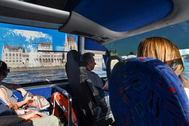 Passagiere im Bus mit Blick auf den Fluss