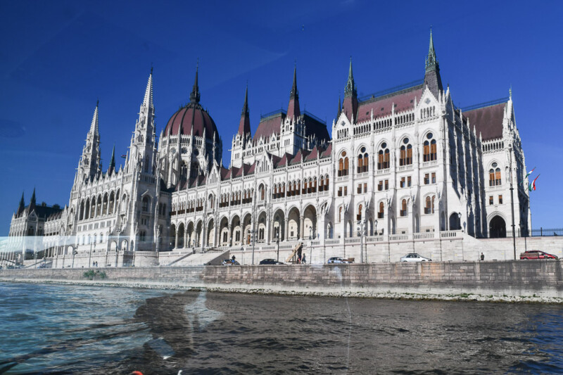 Das Parlament vom Wasser aus in Untersicht
