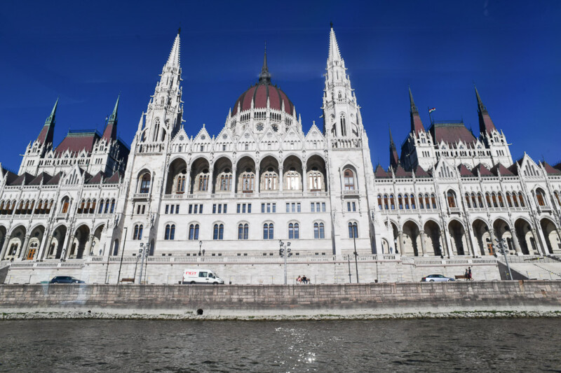 Die Fassade des Parlaments mit Türmen