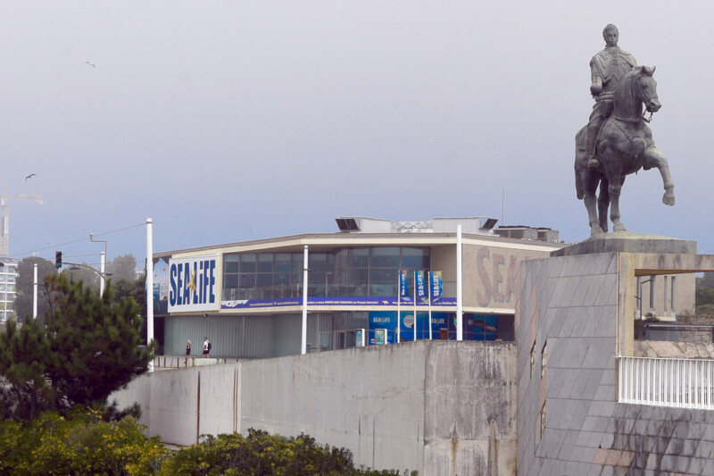 Das Sea Life Porto an der Küste mit einem Reiterdenkmal