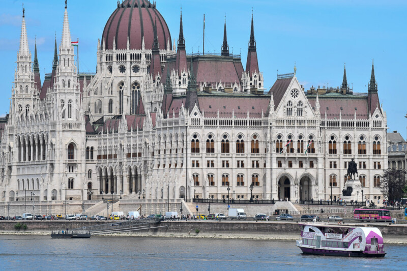 Das Parlament mit einem Schiff im Vordergrund