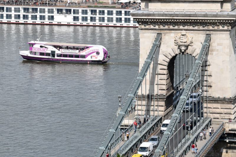 Silverline-Schiff und Kettenbrücke