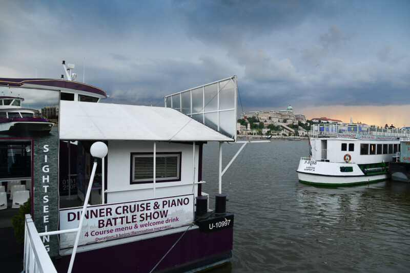 Anleger mit Dinner-Cruise-Hinweis und Blick auf den Burgberg