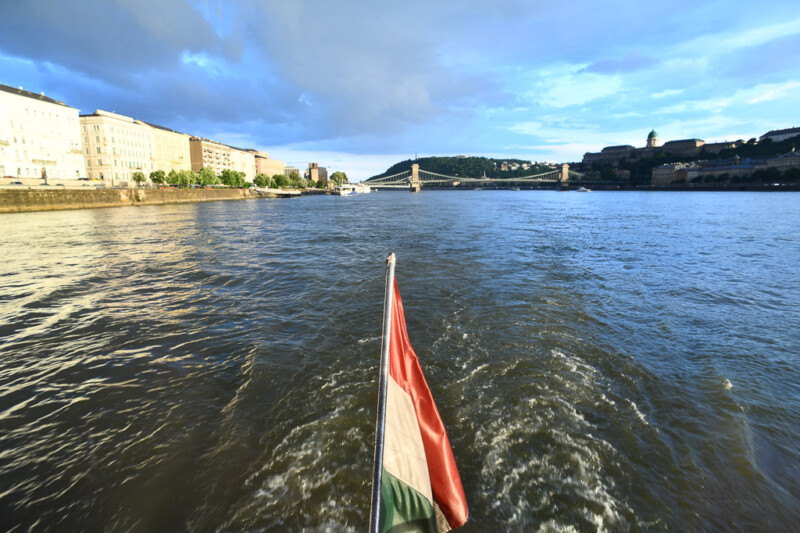 Blick über das Heck mit ungarischer Flagge auf die Donau