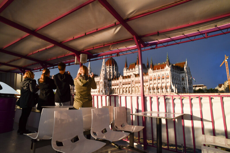 Passagiere an Deck mit Blick auf das Parlament