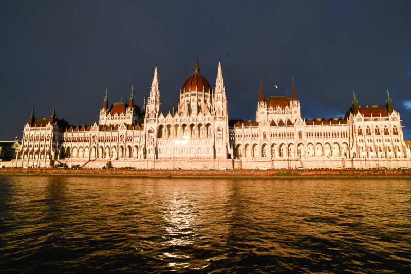 Das Parlament im goldenen Abendlicht