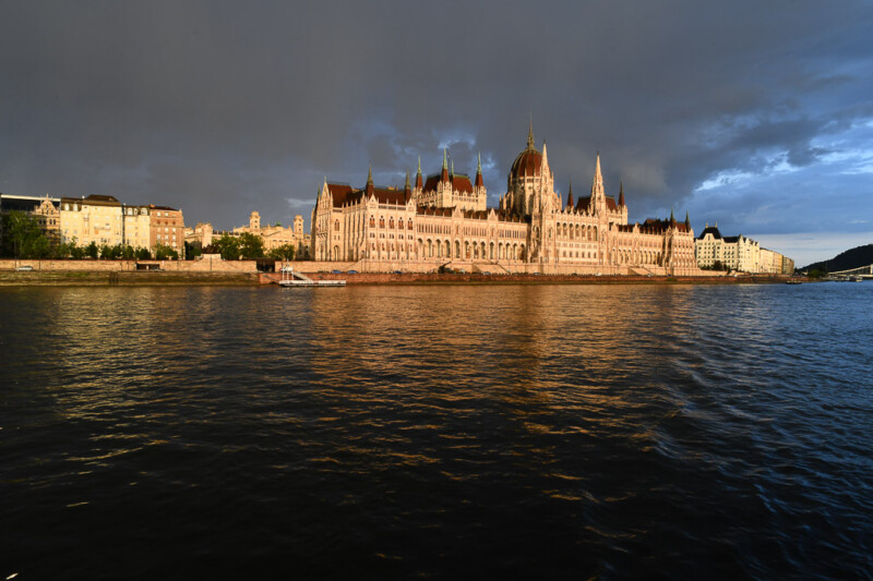 Das Parlament im Abendlicht unter dunklen Wolken