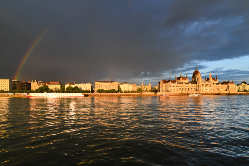 Regenbogen über der Donau mit dem Parlament