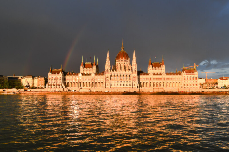 Das Parlament im Abendlicht vom Schiff aus