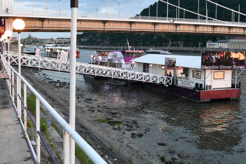 Schiffe am Anleger und Gebäude am Ufer