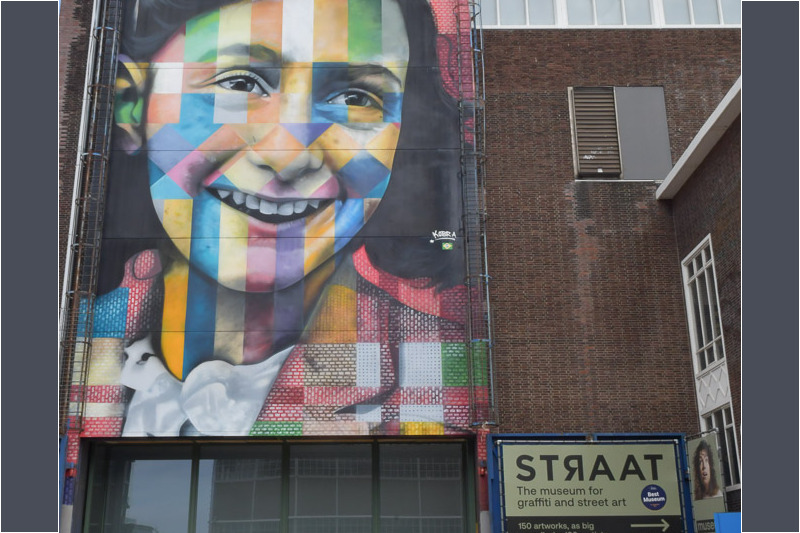 Wandbild von Anne Frank von Eduardo Kobra an der Fassade des STRAAT Museum