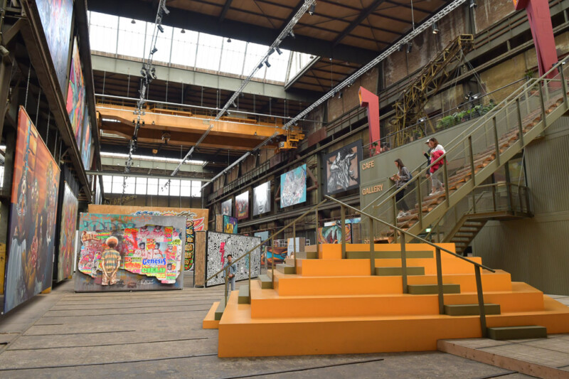 Halle mit Werken und einer orangefarbenen Sitztreppe im STRAAT Museum