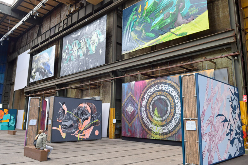 Wandgroße Graffiti-Werke in der Halle des STRAAT Museum
