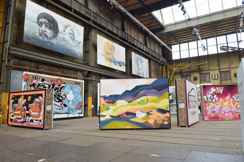 Blick durch die Halle mit farbenfrohen Werken im STRAAT Museum