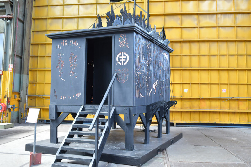 Blauer Turm auf Stelzen in der Halle des STRAAT Museum