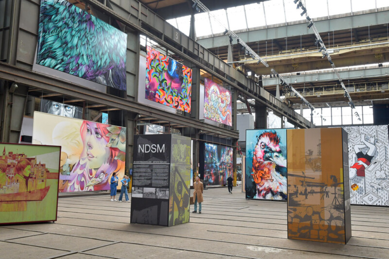 Halle mit Street-Art-Werken auf mehreren Ebenen