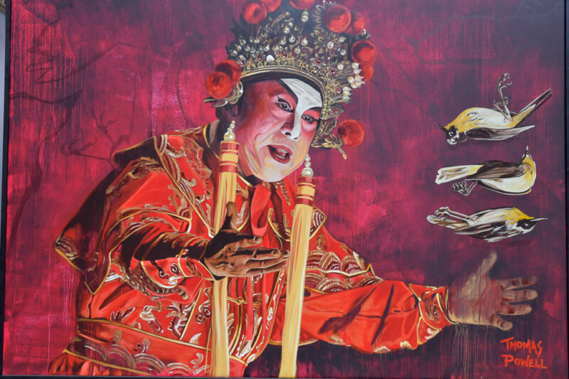 Rotes Wandbild einer Person in traditioneller Tracht