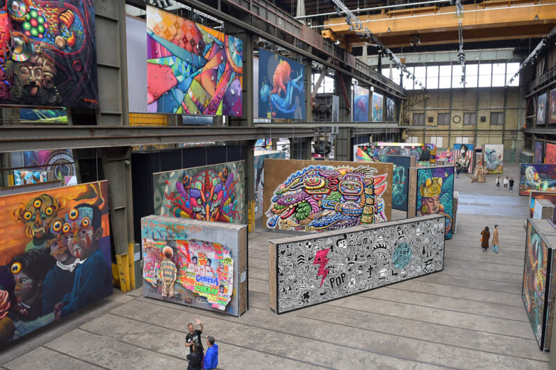 Blick über die Halle auf aufgestellte Wandbilder
