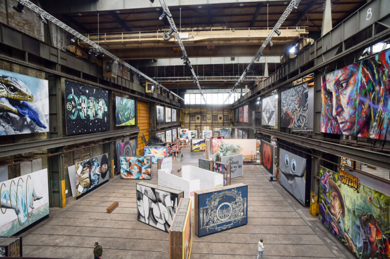 Blick in die lange Halle mit Werken zu beiden Seiten