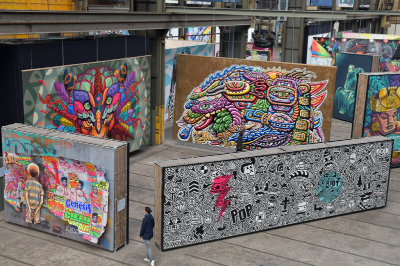 Wandbilder mit bunten Mustern und Comicmotiven