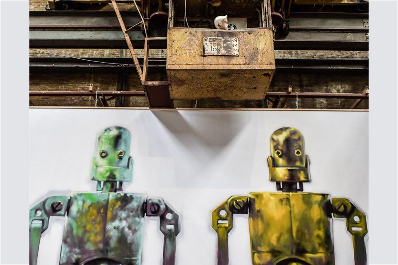 Zwei Roboterfiguren an der Hallendecke