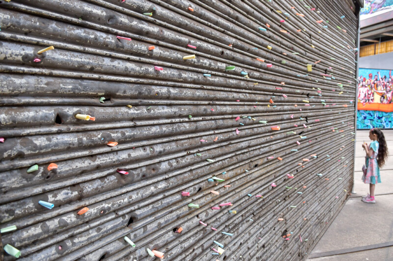 Strukturierte Wand aus Metallelementen in der Halle