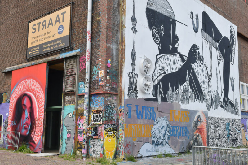 Der Eingangsbereich des STRAAT Museum mit Wandbildern