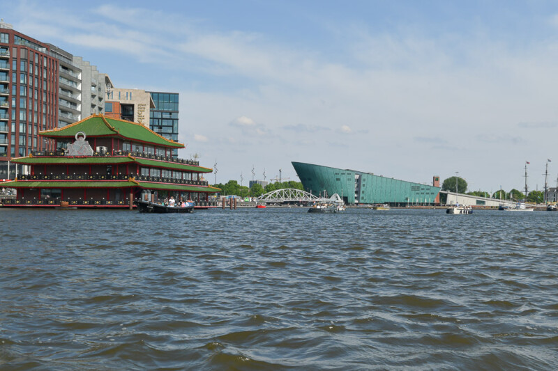 Blick über das Wasser zum NEMO-Gebäude