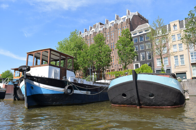 Hausboote an einer Gracht