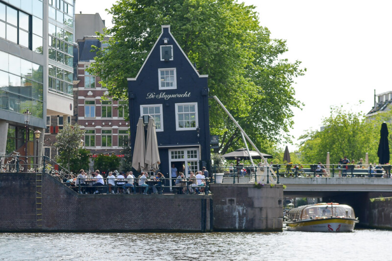 Schmales Giebelhaus an der Gracht mit Café