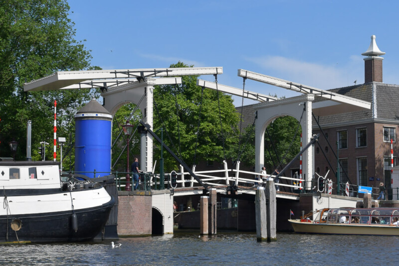 Klappbrücke an einer Gracht
