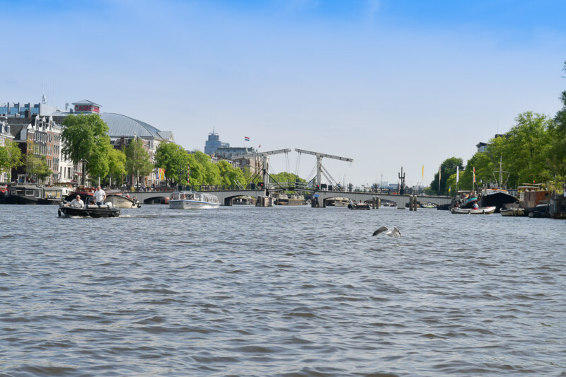 Breite Wasserfläche mit Brücken im Hintergrund