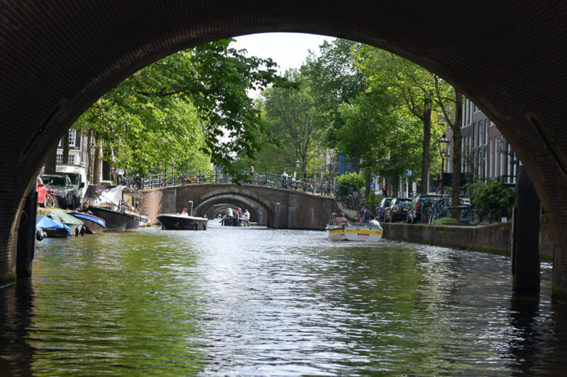 Blick durch einen Brückenbogen auf die Gracht