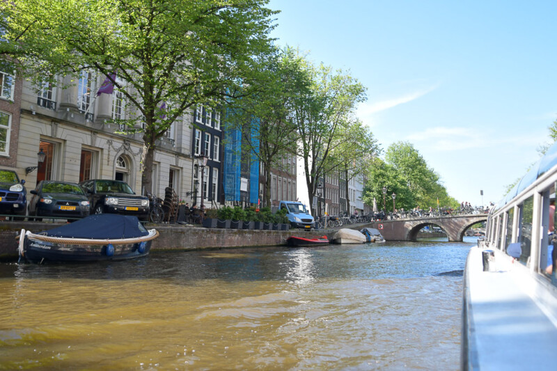 Gracht mit Bäumen und Häusern am Ufer