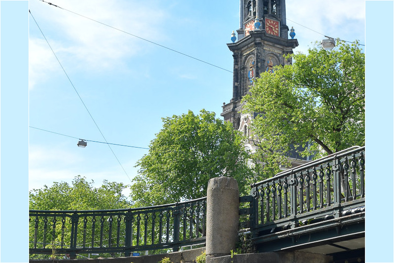 Kirchturm hinter einer Brücke